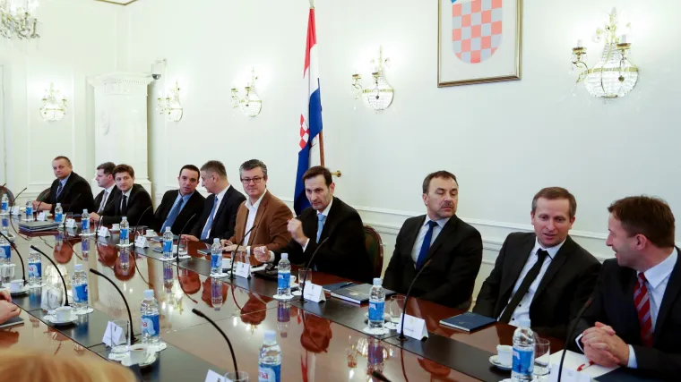 Održan prvi sastanak nove vlade, Petrov odsutan, Karamarko stao u obranu ministra kulture