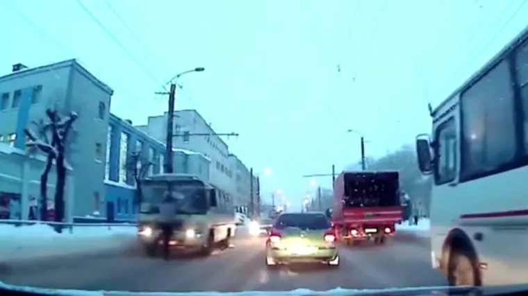 Čovjek se u punom trku zalijeće u jureći autobus