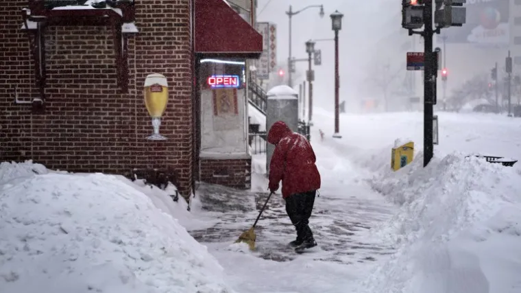 Snježno nevrijeme paraliziralo istok SAD-a, poginulo 19 osoba
