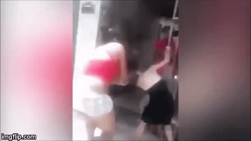 Uhvatila muževu ljubavnicu pa je odvukla za kosu i bacila s mosta