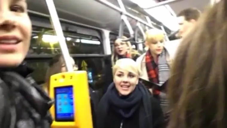 Za ljep&scaron;i dan: nepoznati zbor 'uletio' u zagrebačku 14-icu te počeo pjevati