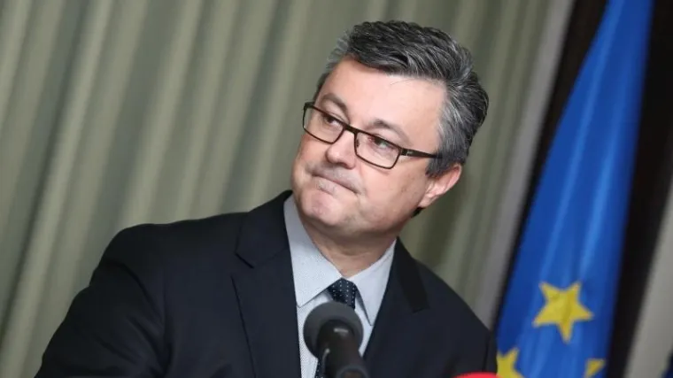 Smanjiti broj državnih službenika i njihove zarade, rije&scaron;iti se onih koji su "plaćeni da ne rade"