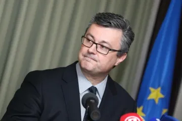 Smanjiti broj državnih službenika i njihove zarade, riješiti se onih koji su "plaćeni da ne rade"