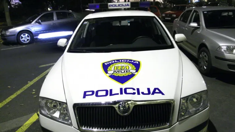 Upali u Po&scaron;tu i prijetili vatrenim oružjem