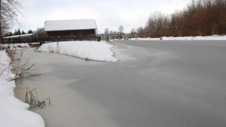 Dijete (2) propalo u zaleđeno jezero, spa&scaron;avali ga roditelji pa i oni pali u vodu