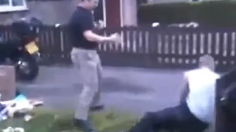 Nasilnik agresivno navaljuje na čovjeka dok ne dobije &scaron;to je tražio