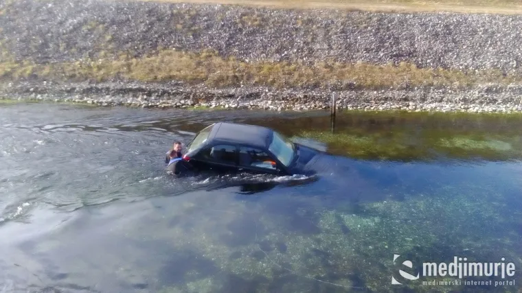 FOTO: Automobilom sletjela u kanal kod Svete Marije!
