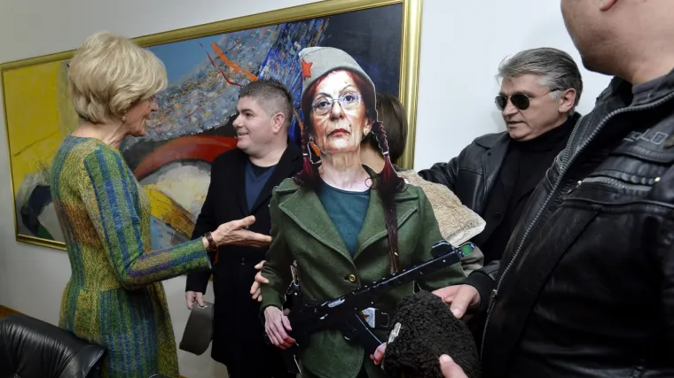 Branitelji u prosvjedu potpore Z1 televiziji, Bujanec Mirjani Rakić poklonio četničku kapu