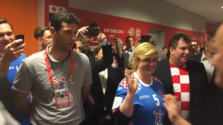 I predsjednica stigla u Krakov: pogledajte kako je Grabar-Kitarović pozdravila Kauboje