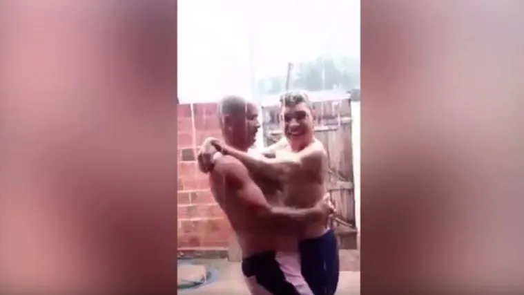 Izveo bolesnog sina na ki&scaron;u da je osjeti na svojoj koži