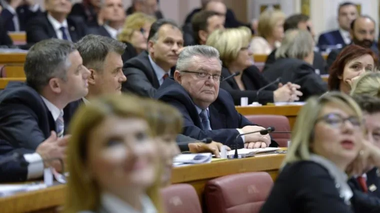 Oporba traži smjenu ministra Crnoje