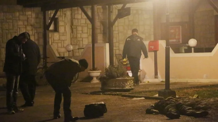 Ispred kafića ubijen muškarac, na tijelu brojne ozljede