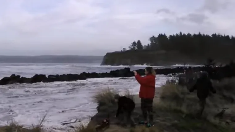 Mislio je da će to biti običan dan na plaži, a onda je more podivljalo!