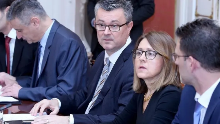 "Ostati mirni, vladaju na"