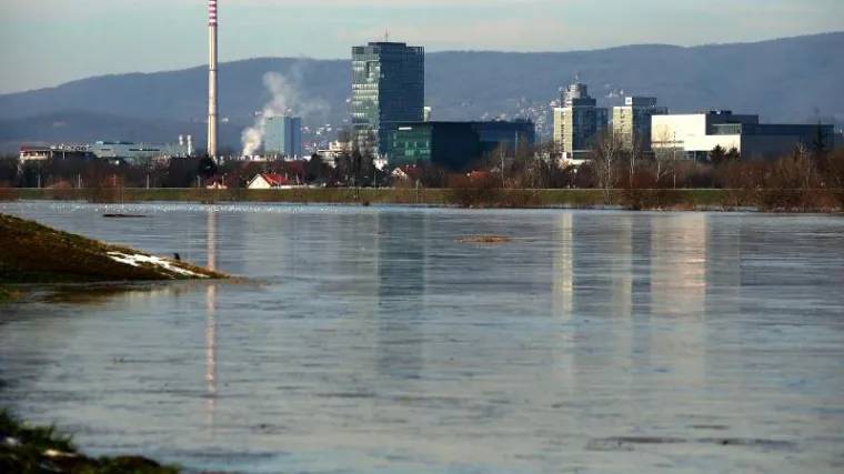 Primijetio mu&scaron;karca u hladnoj Savi pa skočio za njim da ga spasi