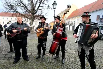Baranjski bušari zaplesali na Tvrđi uz tamburaše