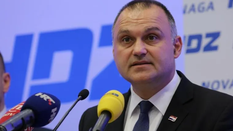 Neću u utrku za šefa stranke, podržavam Karamarka