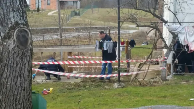 Dijete staro godinu i pol upalo u jamu punu vode i umrlo nedugo nakon pronalaska!