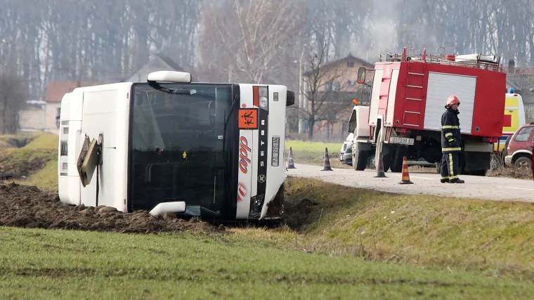 &Scaron;kolski autobus sletio s ceste i prevrnuo se na bok: ozlijeđeno četvero učenika i vozač