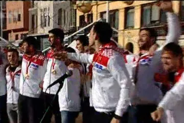 Brončane Kauboje na glavnom zagrebačkom trgu dočekalo nekoliko tisuća navijača