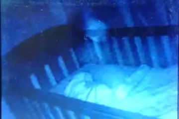 Majka snimila bebu duha u kolijevci u kojoj joj je bila kćer