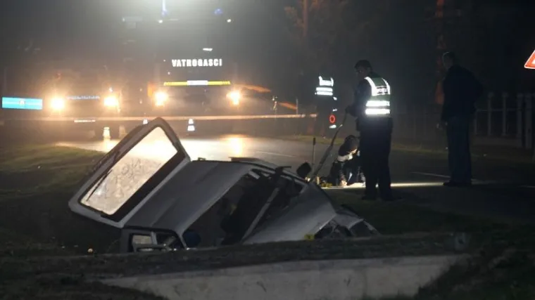 Automobil sletio u odvodni kanal, jedna osoba poginula