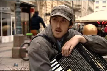 Ulični svirač Valentin je na ulici svakoga dana, bez obzira na vremenske uvjete