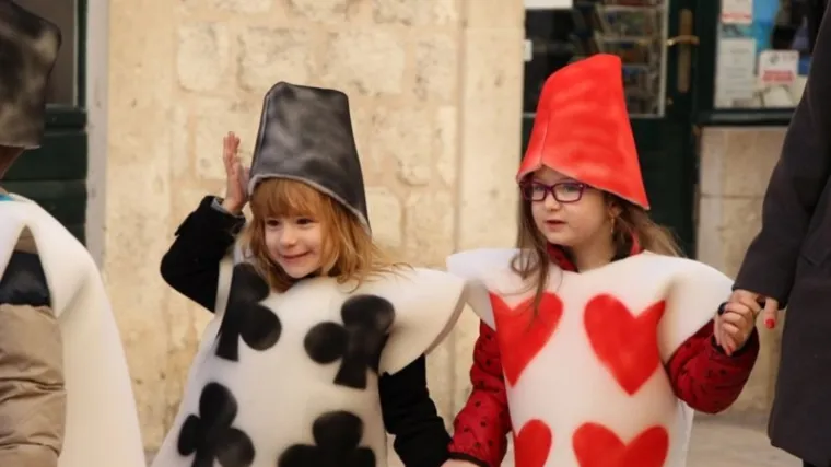 Slikari, stra&scaron;ila, delfini zauzeli Dubrovnik (FOTO)