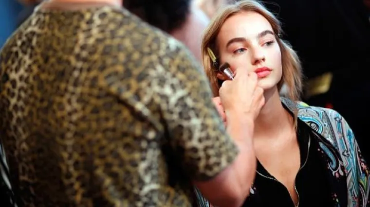 Ovo je 6 najvećih pogre&scaron;aka koje žene rade s tekućim puderom