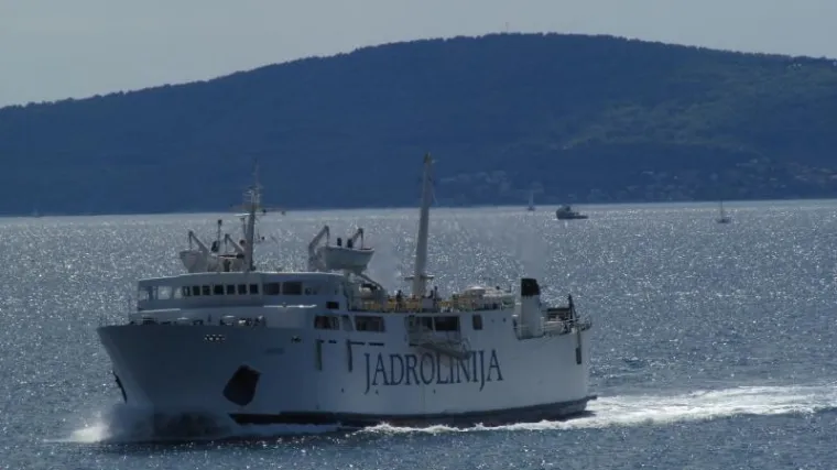 Kapetan zaustavio trajekt i vratio se u luku po trudnicu