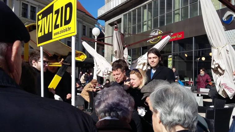 Živi zid dijelio hranu na Trgu bana Jelačića, traže ukidanje PDV-a na hranu