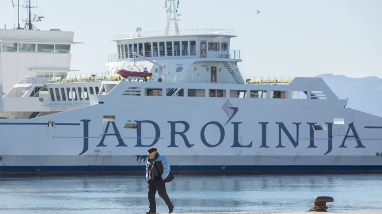 Jadrolinijin trajekt s 200 putnika 45 minuta bespomoćno plutao Zadarskim kanalom