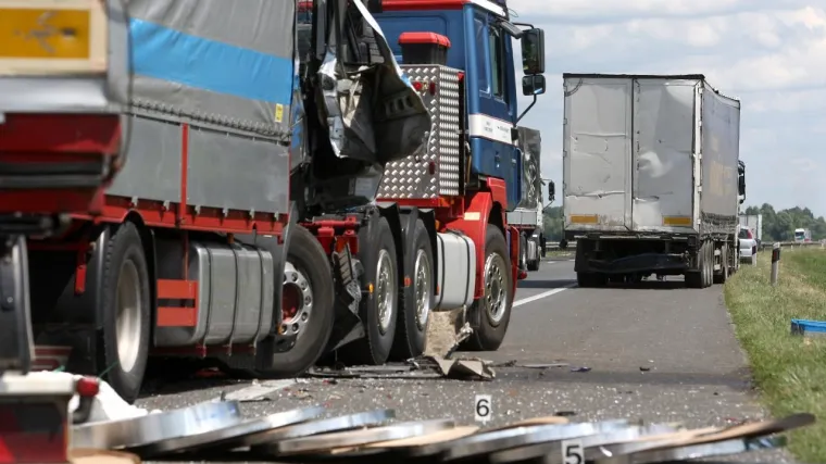 Autocesta puna nafte i ulja, obustavljen promet