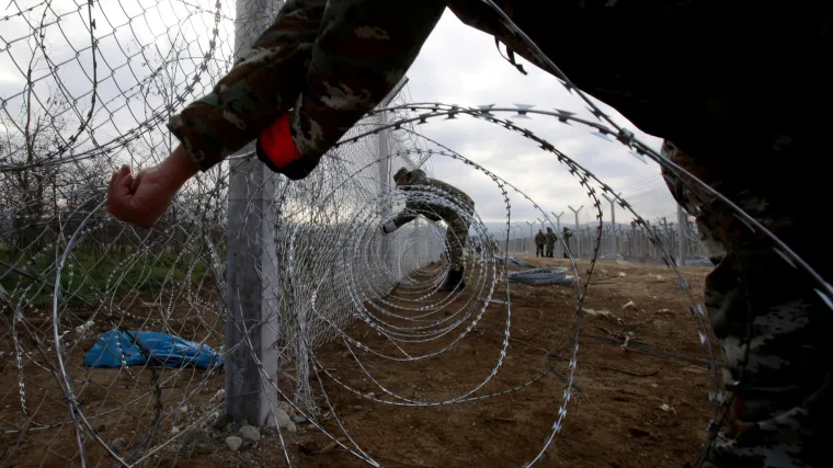 Mogućnosti migranata sve suženije: Austrija uvodi novi režim, Makedonija diže dvostruku ogradu
