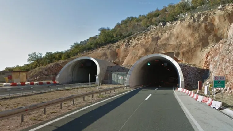 Poginula 20-godi&scaron;nja vozačica, suvozaču se bore za život