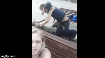 Cura sa smije&scaron;kom snimila obračun &scaron;akama, nije se niti pomaknula