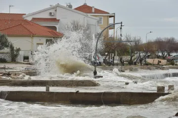 Snažno nevrijeme pogodilo Dalmaciju: jak vjetar izbacivao brodice na kopno