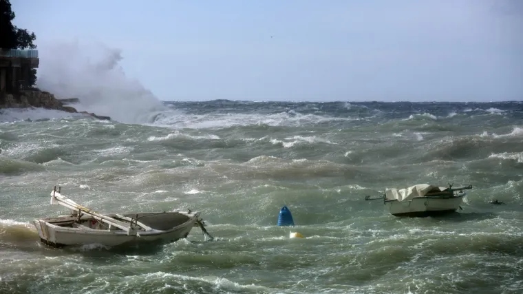 Nevrijeme pogodilo Dalmaciju i Istru: more poplavilo rive, u Puli udari vjetra do 97 km/h!