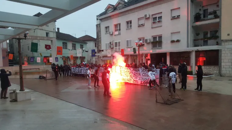 Torcida u Metkoviću poslala simboličnu poruku Mostu: 'Hoćemo dijela, a ne riječi!'