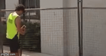 Jeste li ikada u životu vidjeli ovako lijenog radnika?! Pa to je katastrofa...