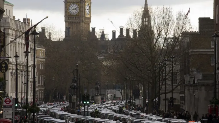 8.000 crnih taksija blokiralo London