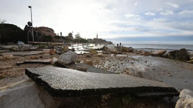 Podivljalo more nosilo automobile, pao i snijeg