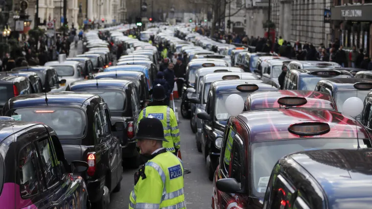 U Londonu 8.000 crnih taksija blokiralo sredi&scaron;te grada prosvjedujući protiv Ubera