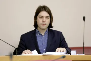 "Jedini rezovi koji su nam stvarno potrebni su na privilegijama i plaćama političara"