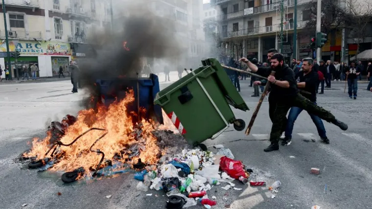 Prosvjednici bacali kamenje i rajčice, policija uzvratila suzavcem