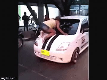 Pomahnitala žena skočila na auto svog supruga kad ga je uhvatila u nevjeri