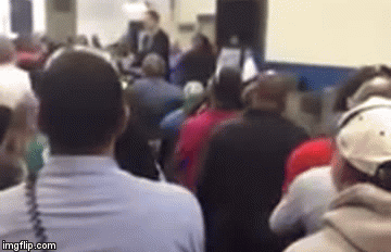 Internetom kruži video &scaron;efa koji 1.400 radnika obavje&scaron;tava da su ostali bez posla