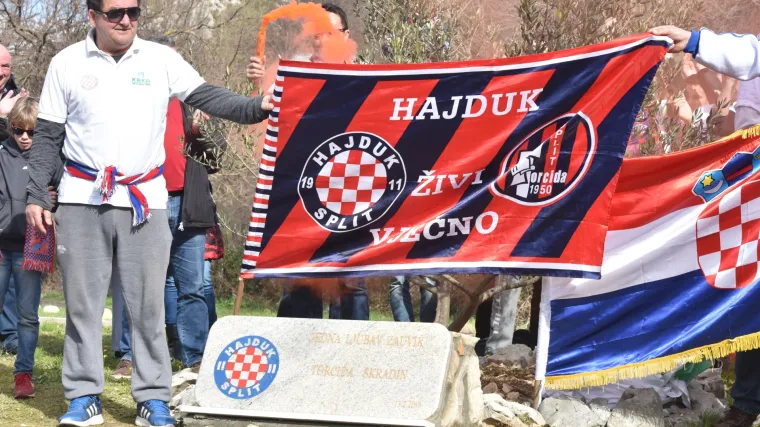 Hajduk obilježava 105. rođendan: članovi Torcide otkrili spomenik voljenom klubu