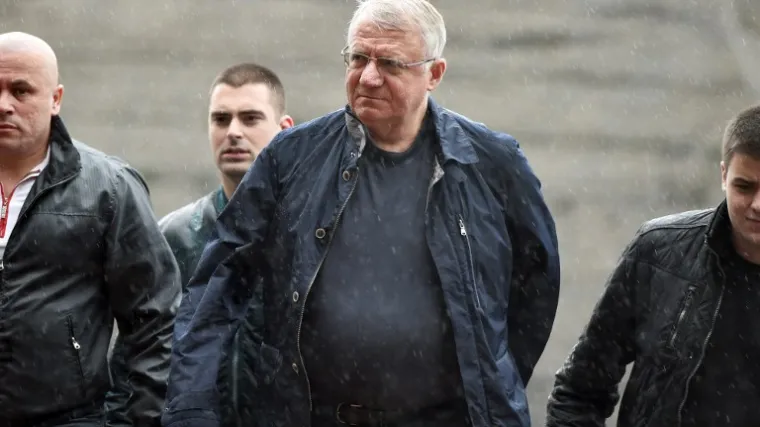 Ha&scaron;ki sud traži da ga dovedu, a &Scaron;e&scaron;elj odgovara "Možda će me nositi, ali ja dragovoljno ne idem"