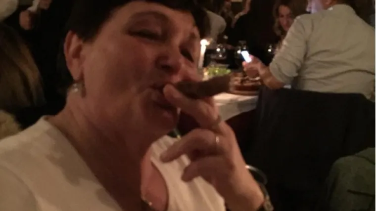 Vidite li &scaron;to je ova baka napravila s ćevapom?!